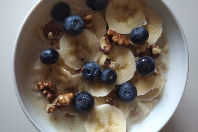 porrigde de avena plátano nueces y arándanos