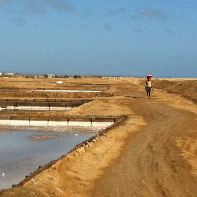 trasporte sal en salinas Toliara Madagascar
